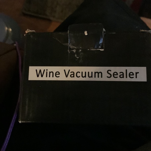 Wine Vacuum Sealer - Picture 2 of 4